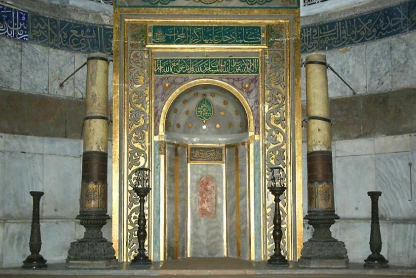 Mihrab masjid.