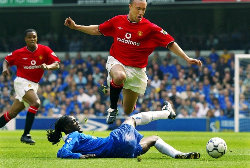 Mikael Silvestre (atas) ketika masih memperkuat Manchester United. Pada laga ini, Silvestre mencoba melewati pemain Chelsea Mario Melchiot (bawah) ketika United melawat ke Stamford Bridge di London pada Liga Primer musim 2001/2002. 
