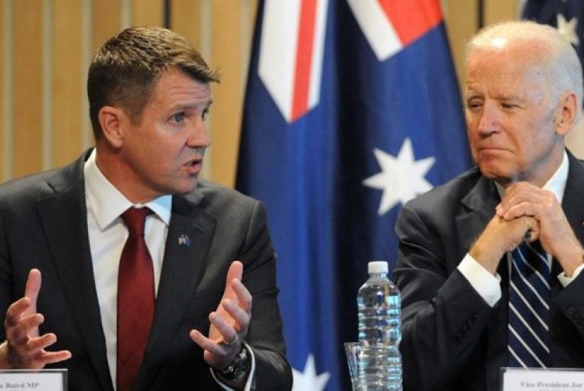 Mike Baird (kiri) dan Joe Biden berbicara di depan para pemimpin bisnis di Gedung Opera Sydney.