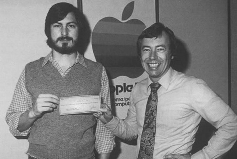 Mike Markkula (kanan) berfoto bersama Steve Jobs di awal-awal pendirian Apple