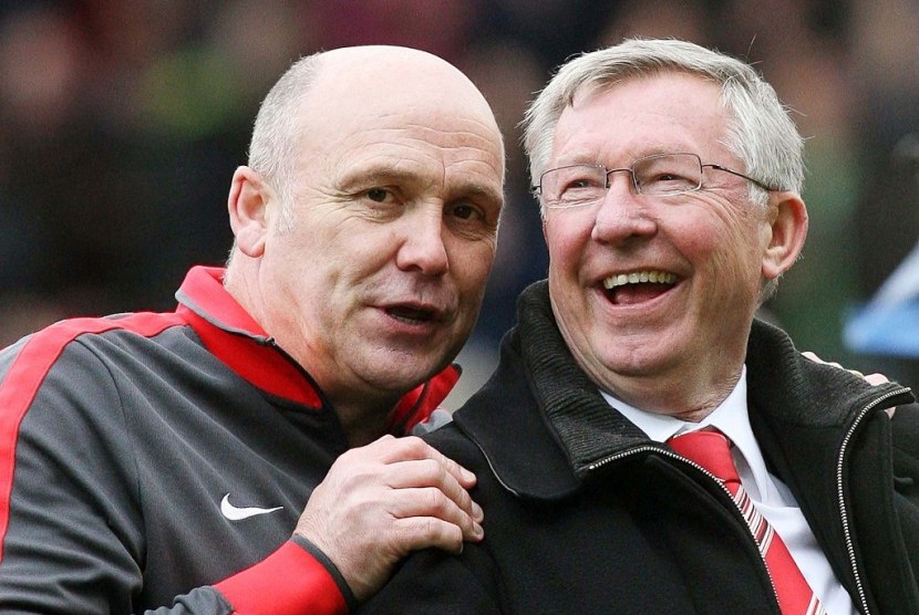 Mike Phelan (kiri) bersama Sir Alex Ferguson