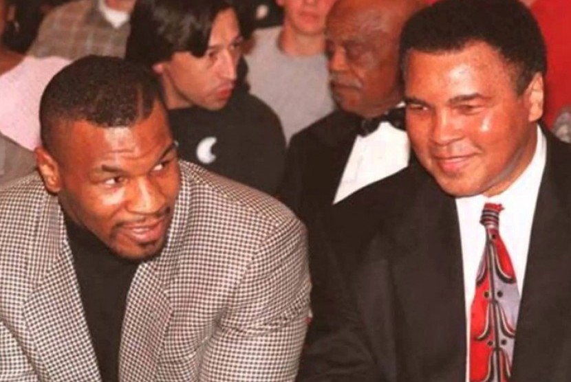 Mike Tyson dan Muhammad Ali (kanan).