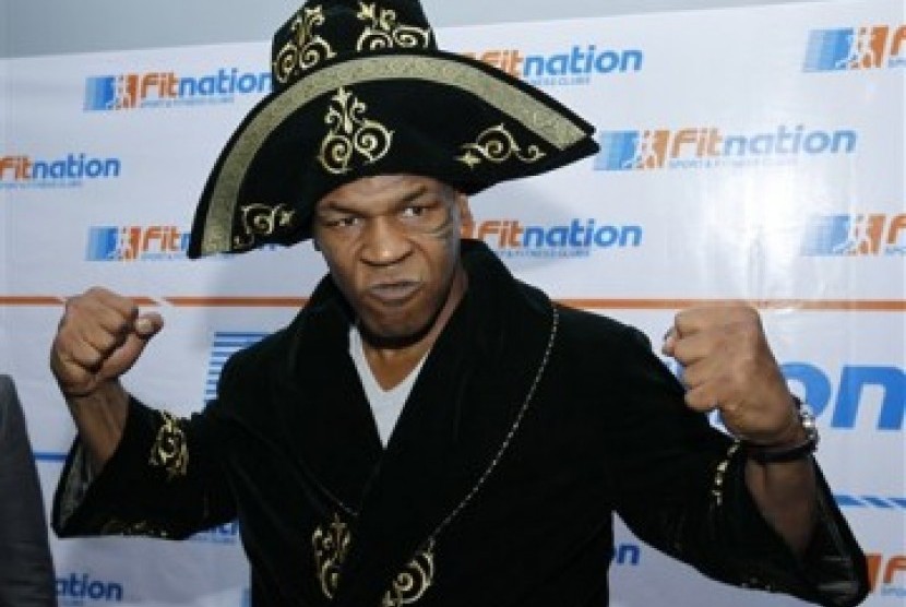 Mike Tyson saat muncul di Festival Film Kazakhtan akhir Juni 2010