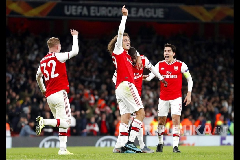 Tim Arsenal merayakan gol pada laga Liga Eropa grup F antara Arsenal dan Vitoria SC di London, Jumat (24/10) dini hari.