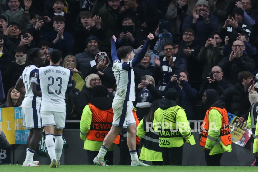 Mikey Moore dari Tottenham Hotspur (tengah) merayakan golnya yang membawa timnya menang 3-0 dalam pertandingan Liga Eropa UEFA antara Tottenham Hotspur dan IF Elfsborg, di Stadion Tottenham Hotspur, London, Jumat (31/1/2025) dini hari WIB.