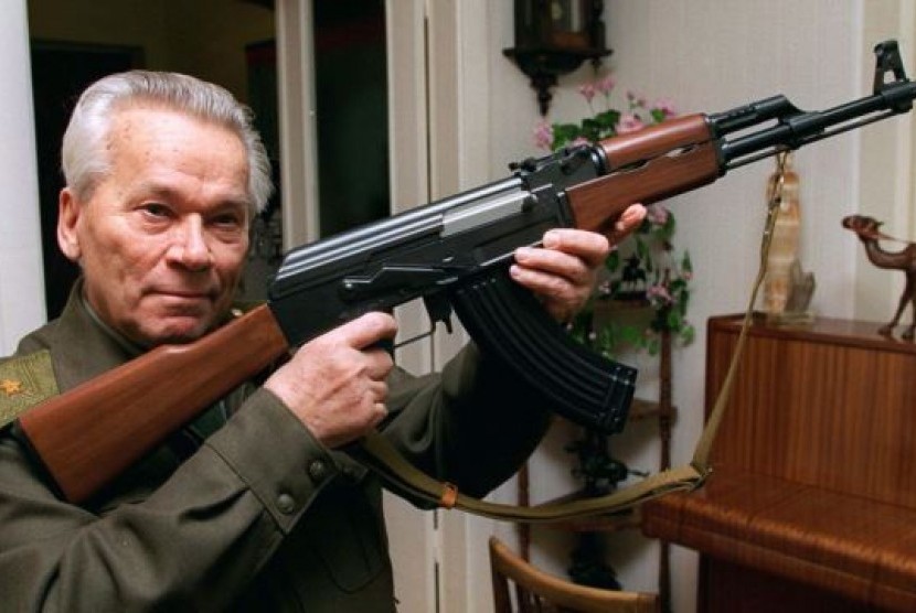 Mikhail Kalashnikov, perancang senapan legendaris AK47.