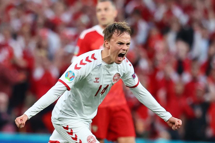 Mikkel Damsgaard dari Denmark merayakan setelah mencetak gol 0-1 selama pertandingan sepak bola babak penyisihan grup B UEFA EURO 2020 antara Rusia dan Denmark di Kopenhagen, Denmark, 21 Juni 2021. 