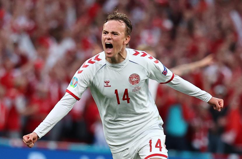  Mikkel Damsgaard dari Denmark merayakan gol ke gawang Rusia di Euro 2020.