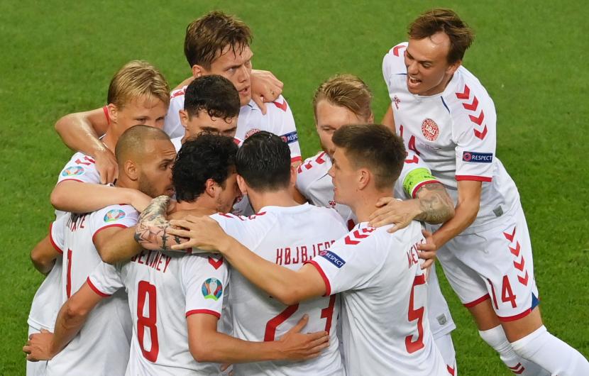 Mikkel Damsgaard (kanan) dari Denmark dan rekan satu timnya merayakan setelah mencetak gol 0-1 selama pertandingan perempat final UEFA EURO 2020 antara Republik Ceko dan Denmark di Baku, Azerbaijan, 03 Juli 2021. 