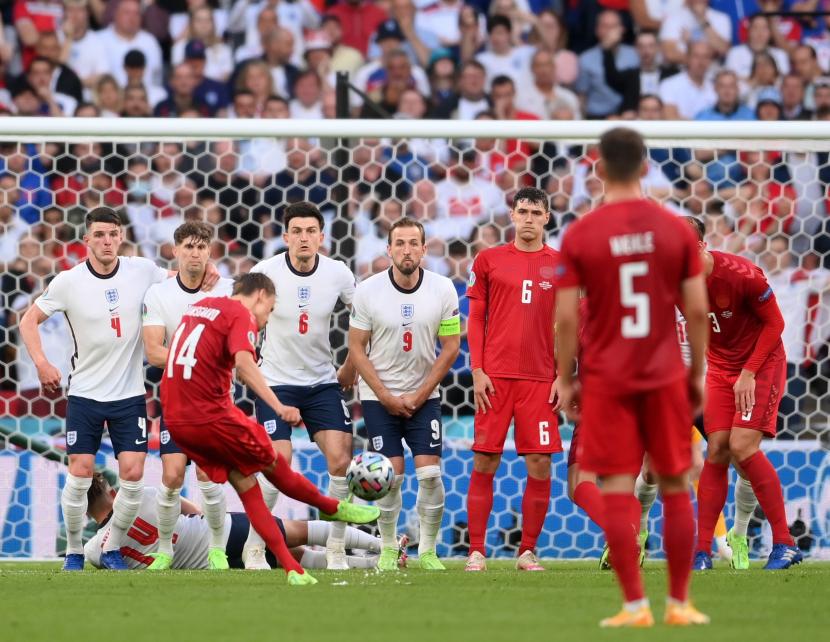 Mikkel Damsgaard (tengah) dari Denmark melakukan tendangan bebas untuk mencetak gol pembuka pada semifinal UEFA EURO 2020 antara Inggris dan Denmark di London, Inggris, 07 Juli 2021.