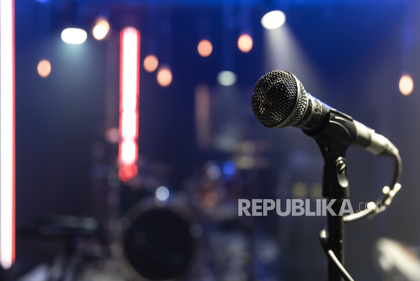 Mikrofon untuk pertunjukan musik terlihat di salah satu kafe.