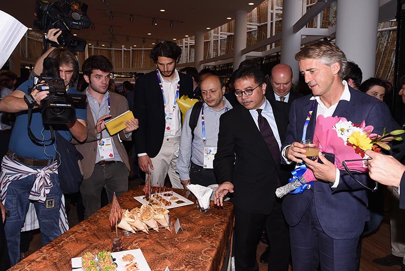 Pelatih Inter Milan Roberto Mancini dan Kapten Andrea Ranocchia mengunjungi Paviliun Indonesia di World Expo Milano 2015 di Milan.   