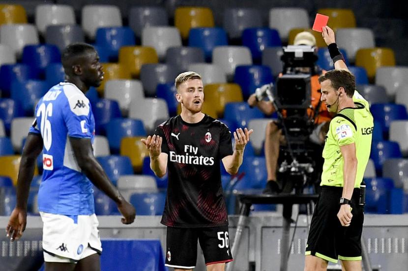 Milan harus bermain dengan sepuluh pemain sejak menit ke-88 akibat Alexis Saelemaekers mendapatkan kartu kuning keduanya.