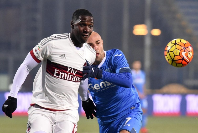 Milan's defender Cristian Zapata (L) fights for the ball against Empoli's forward Massimo Maccarone during the Italian Serie A soccer match Empoli FC vs AC Milan at Carlo Castellani stadium in Empoli, Italy, 23 January 2016.