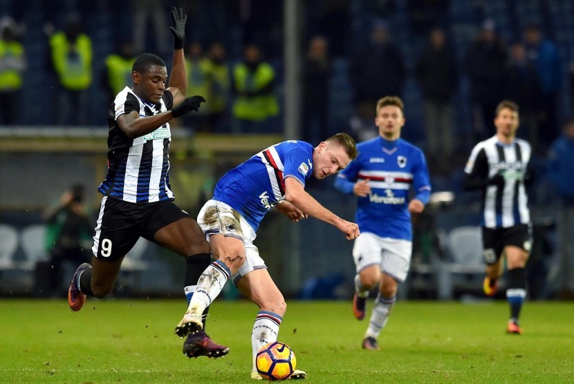 Milan Skriniar (kanan) berebut bola dengan penyerang Udinese, Duvan Esteban Zapata (kiri). 