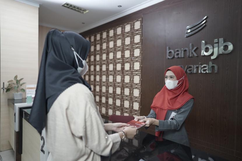 Milenial saat mengakses layanan pembiayaan pemilikan rumah (PPR) iB Maslahah, bank bjb syariah.