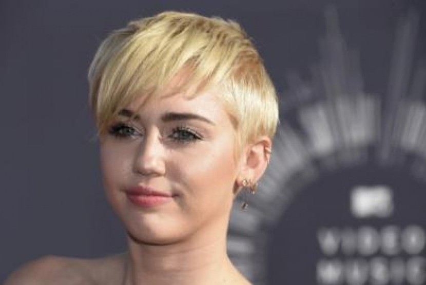 Penyanyi dan aktris Miley Cyrus berhenti menjadi vegan dengan menyantap ikan bakar.