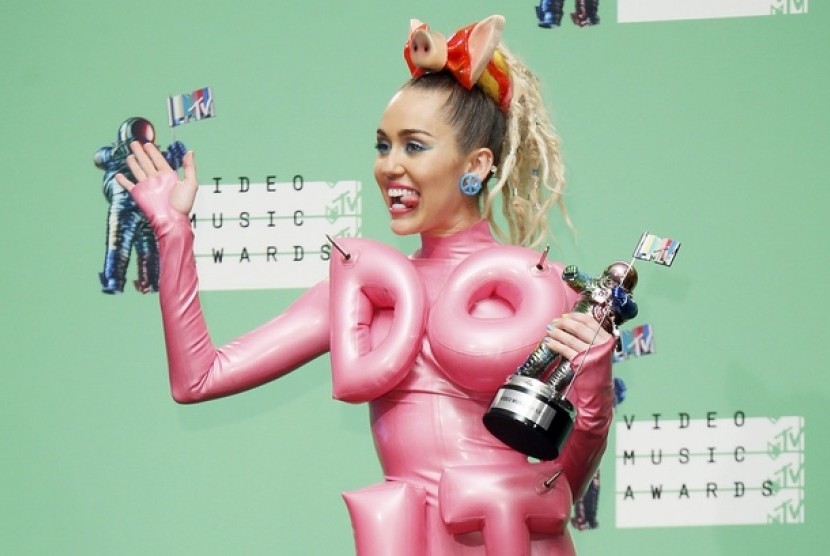 Miley Cyrus berpose usai menjadi pembawa acara MTV VMA di Los Angeles.