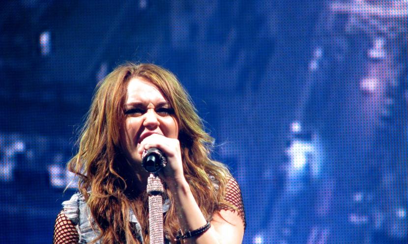 Miley Cyrus mengaku serangan panik terjadi setelah sekian lama tidak naik panggung.