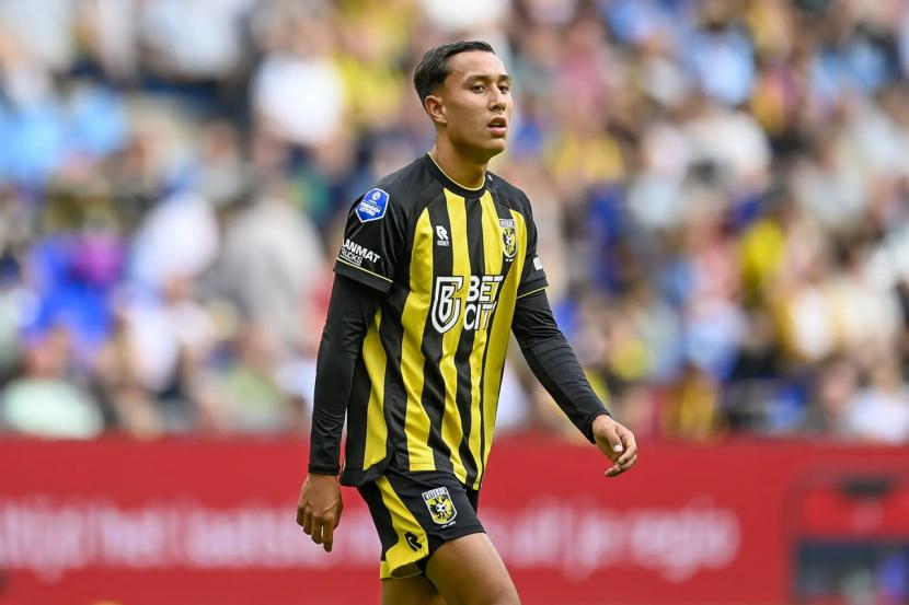 Miliano Jonathans dalam suatu laga Liga 2 bersama Vitesse Arnhem.