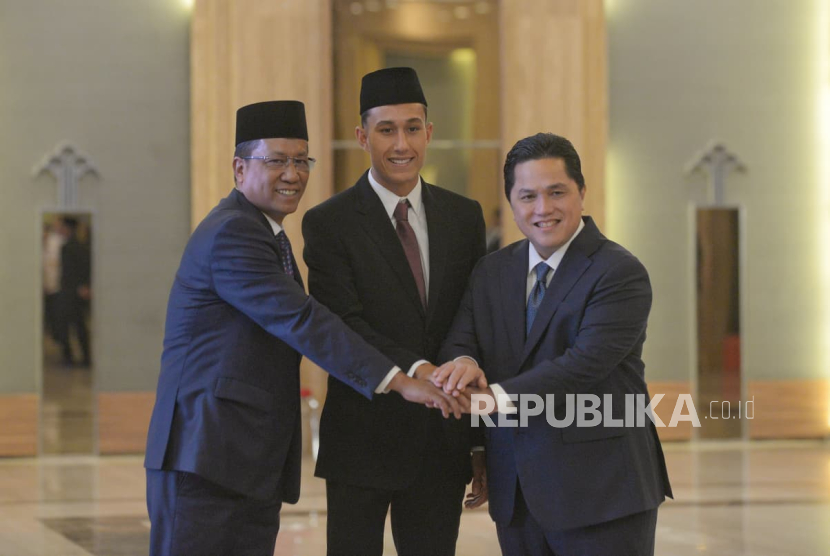 Miliano Jonathans (tengah) diapit oleh Menteri Hukum RI Supratman Andi Agtas (kiri) dan Ketua Umum PSSI Erick Thohir.