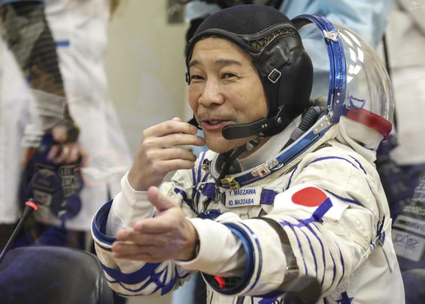 Miliarder asal Jepang Yusaku Maezawa sesaat sebelum meluncur dengan pesawat ruang angkasa Soyuz MS-20 Rusia pada Rabu (8/12).  