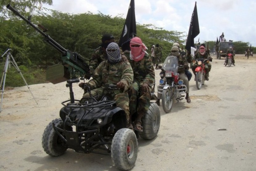Milisi Al Shabaab. Militan dari kelompok Islam Somalia, al-Shabaab menyerang dua desa di dekat perbatasan dengan Ethiopia.
