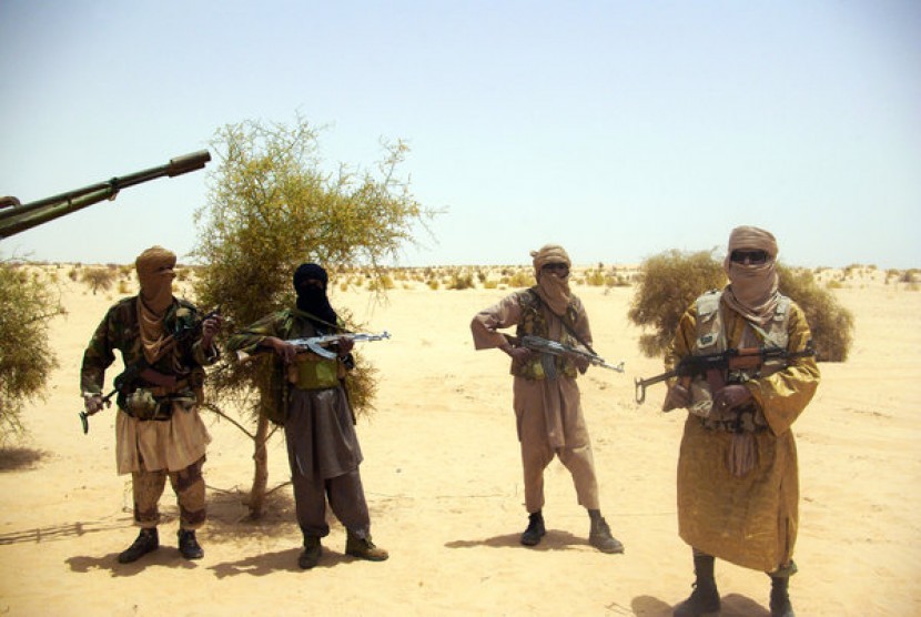Milisi Ansar Dine di sebuah gurun pasir di luar Timbuktu, Mali.