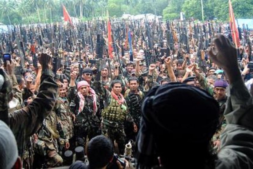 Milisi Front Pembebasan Nasional Moro (MNLF) mengangkat senjata saat mencapai kesepakatan damai dengan pemerintah Filipina pada 1996.