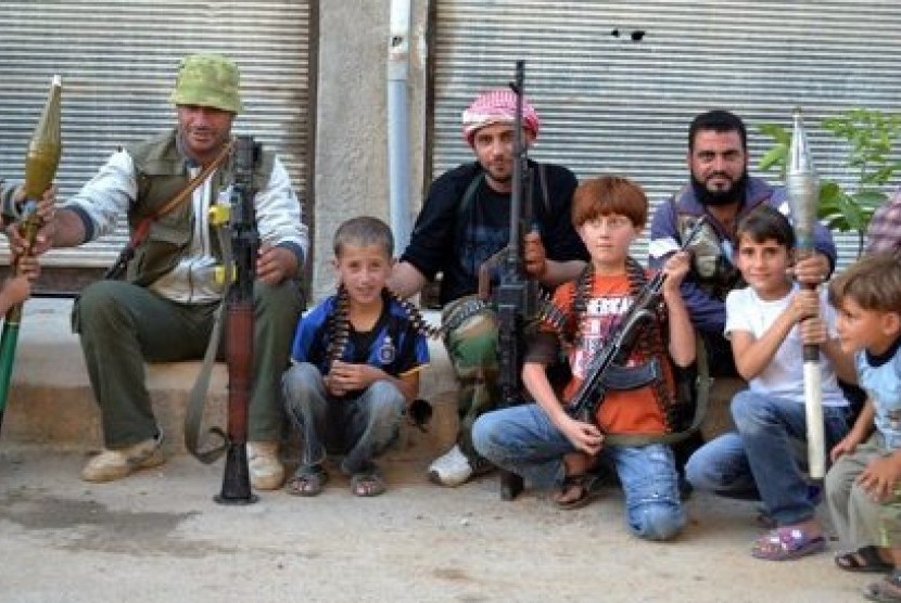 Milisi Suriah dengan sejumlah anak yang dilatih untuk ikut berperang