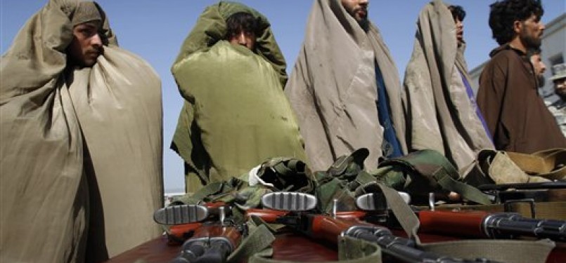 Milisi Taliban yang ditangkap oleh polisi perbatasan Afghanistan ketika mencoba menerobos perbatasan di Provinsi Nangarhar.