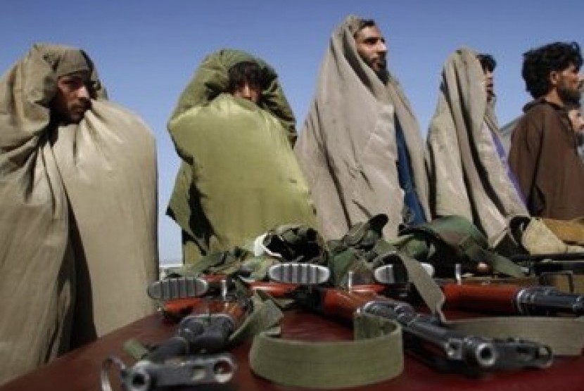 Milisi Taliban yang ditangkap oleh polisi perbatasan Afghanistan ketika mencoba menerobos perbatasan di Provinsi Nangarhar.