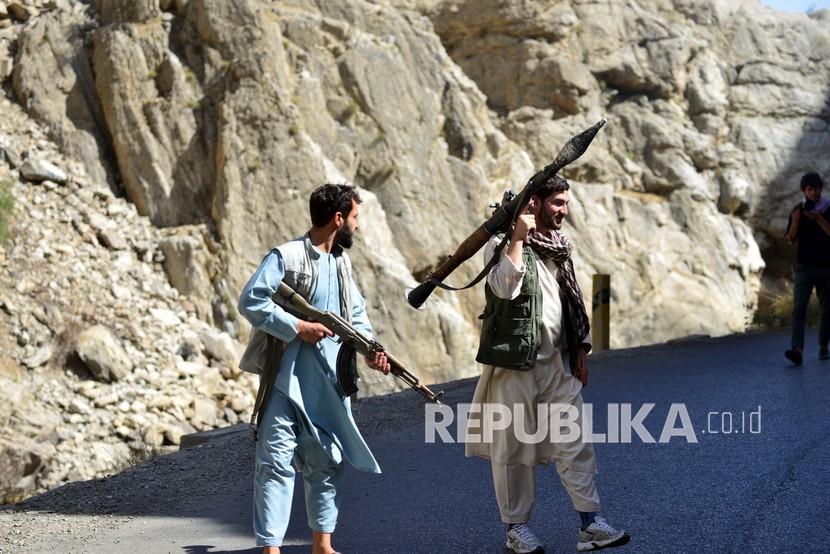  Milisi yang setia kepada Ahmad Massoud, putra Ahmad Shah Massoud, berjaga-jaga di provinsi Panjshir timur laut Afghanistan, Rabu (25/8). Lembah Panjshir adalah wilayah terakhir yang tidak berada di bawah kendali Taliban setelah serangan dahsyat mereka di Afghanistan. 