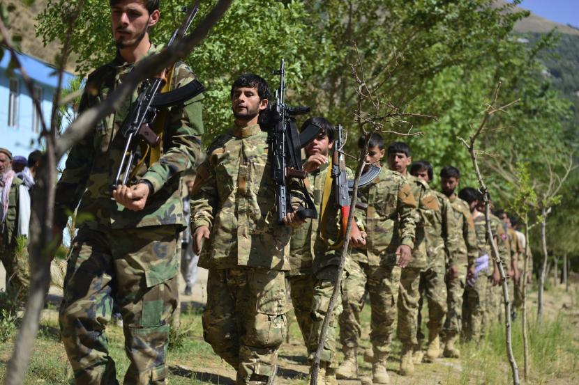Milisi yang setia kepada Ahmad Massoud, putra mendiang Ahmad Shah Massoud, ambil bagian dalam latihan, di provinsi Panjshir, Afghanistan timur laut, Minggu, 29 Agustus 2021.
