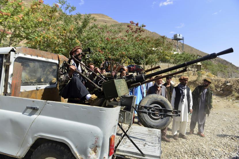 Milisi yang setia kepada Ahmad Massoud, putra mendiang Ahmad Shah Massoud, ikut serta dalam latihan, di provinsi Panjshir, Afghanistan timur laut, Senin, 30 Agustus 2021.