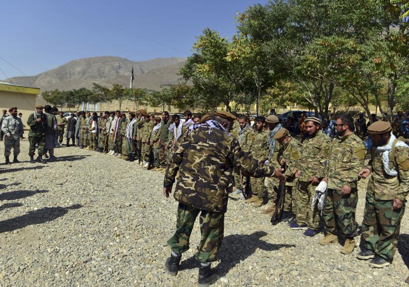 Milisi yang setia kepada Ahmad Massoud, putra mendiang Ahmad Shah Massoud, ambil bagian dalam latihan, di provinsi Panjshir, Afghanistan timur laut, Senin, 30 Agustus 2021.