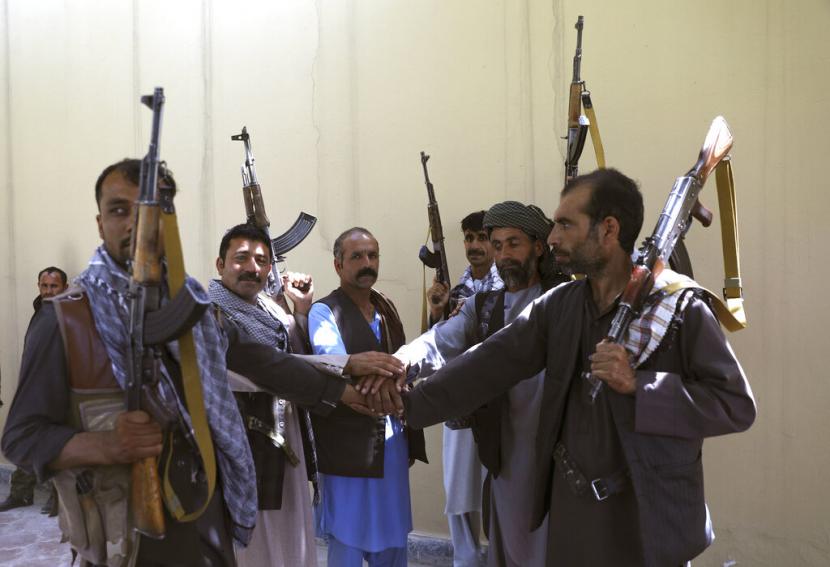 Milisi yang setia kepada Ata Mohammad Noor, kepala Jamiat-e-Islami dan seorang panglima perang utara yang kuat, berjaga di kantor mereka di Mazar-e-Sharif utara Kabul, Afghanistan, Kamis, 8 Juli.2021.
