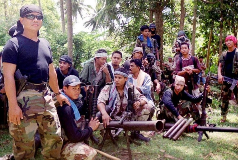 Militan Abu Sayyaf di Filipina. Menkumham Mahfud MD sebut Indonesia minta peran aktif Malaysia tangani Abu Sayyaf. Ilustrasi.