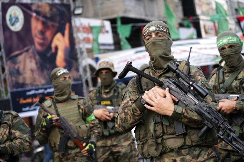 Militan Hamas berbaris di jalan-jalan untuk Bassem Issa.