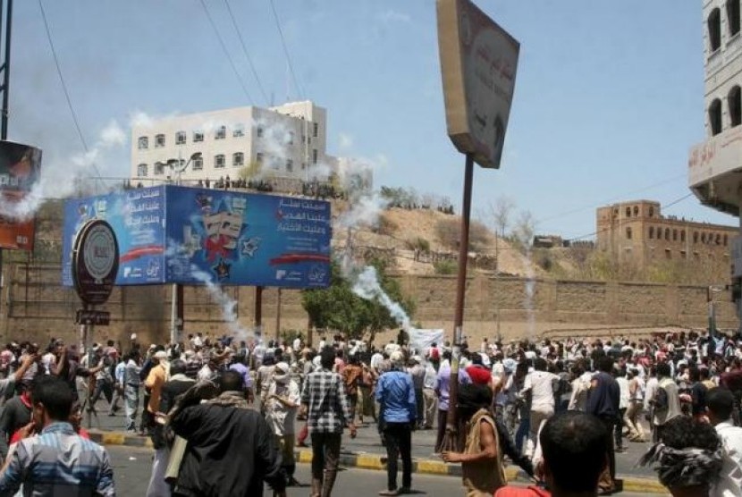 Militan Houthi dan anti-Houthi bentrok di Yaman.