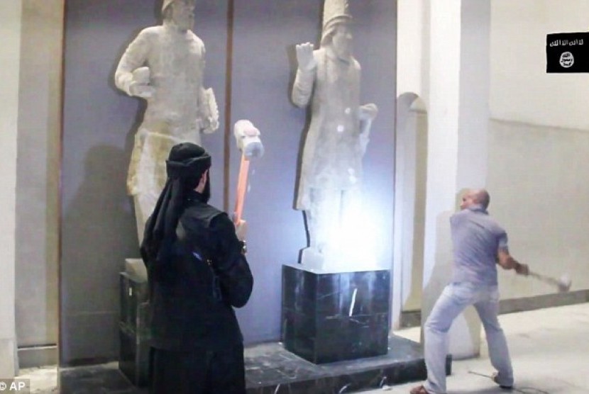 Militan ISIS menghancurkan peninggalan kuno di sebuah museum Kota Mosul, Irak