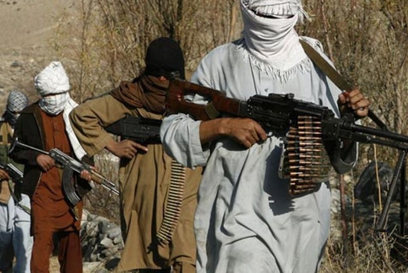 Militan Taliban bergerak di Afganistan. Pemerintah Iran membantah tudingan Menteri Luar Negeri Amerika Serikat (AS) Mike Pompeo yang menyebutnya mempersenjatai kelompok Taliban. Ilustrasi.
