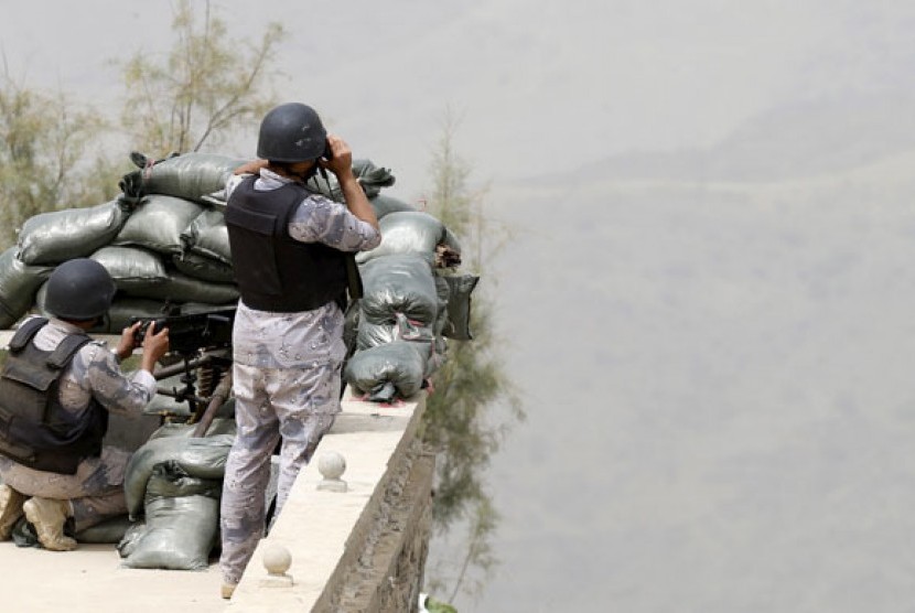 Militer Arab Saudi berjaga di perbatasan dengan Yaman.