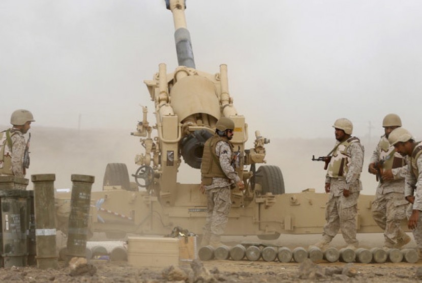 Militer Arab Saudi membombardir basis Houthi di Yaman.