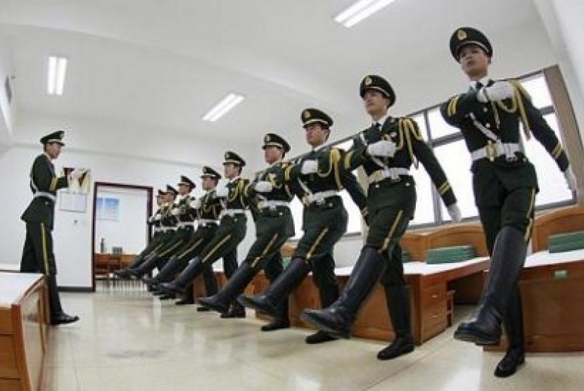 MILITER CINA. Anggota paramiliter Cina di Zhengzhou, Provinsi Heinan, menjalani sesi latihan dalam ruangan.