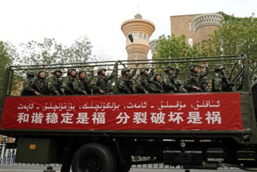 Muslim di Xinjiang menjalankan ibadah shalat.