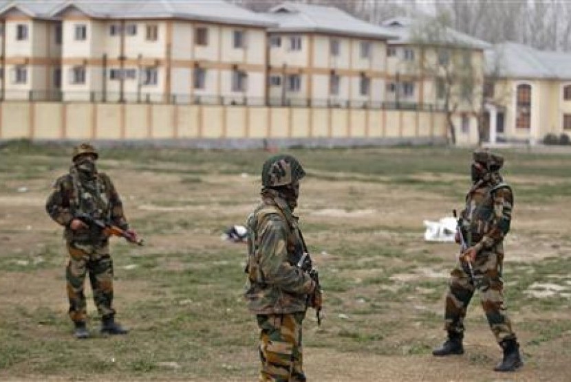 Militer India berjaga setelah penembakan di Srinagar