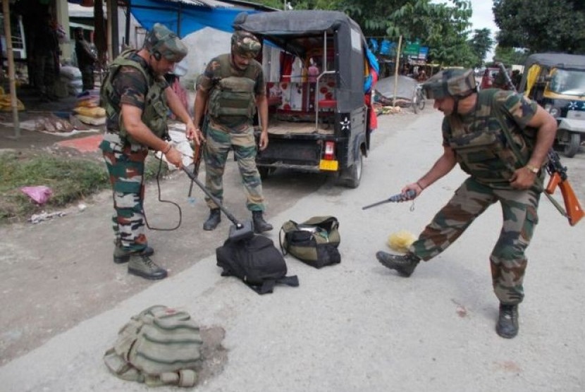 Militer India menjaga daerah pasar yang terjadi serangan di India, Sabtu (6/8).