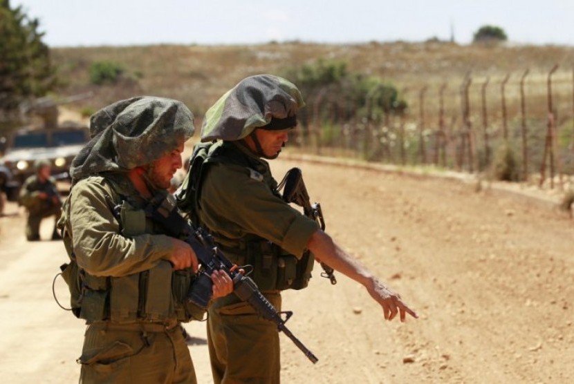 Militer Israel berpatroli mengawasi warga Palestina.