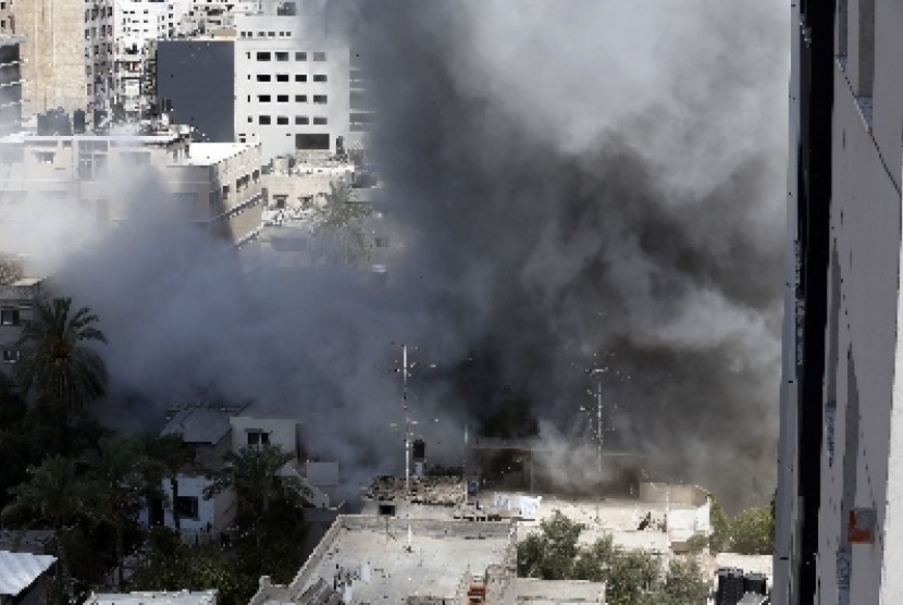 Militer Israel membombardir bangunan di Jalur Gaza.